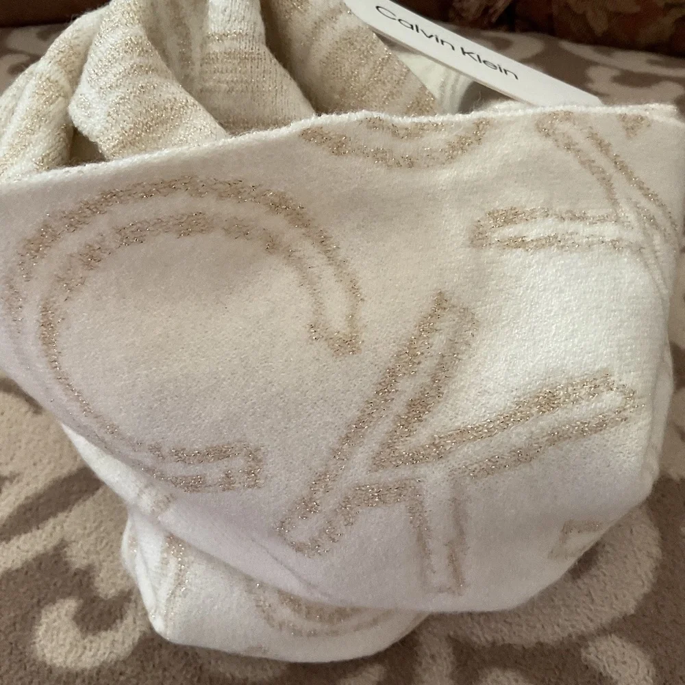 NWT CALVIN KLEIN LIGHT CREAM SNUD SCARF